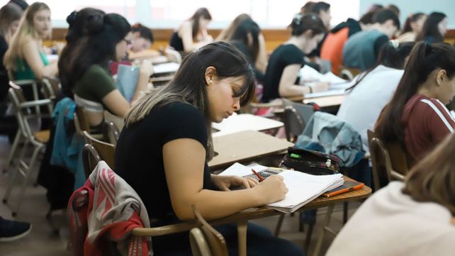 Los jóvenes oscilan entre el desencanto y el interés. Los partidos políticos están desprestigiados mientras que las universidades tienen un amplio apoyo.&nbsp;