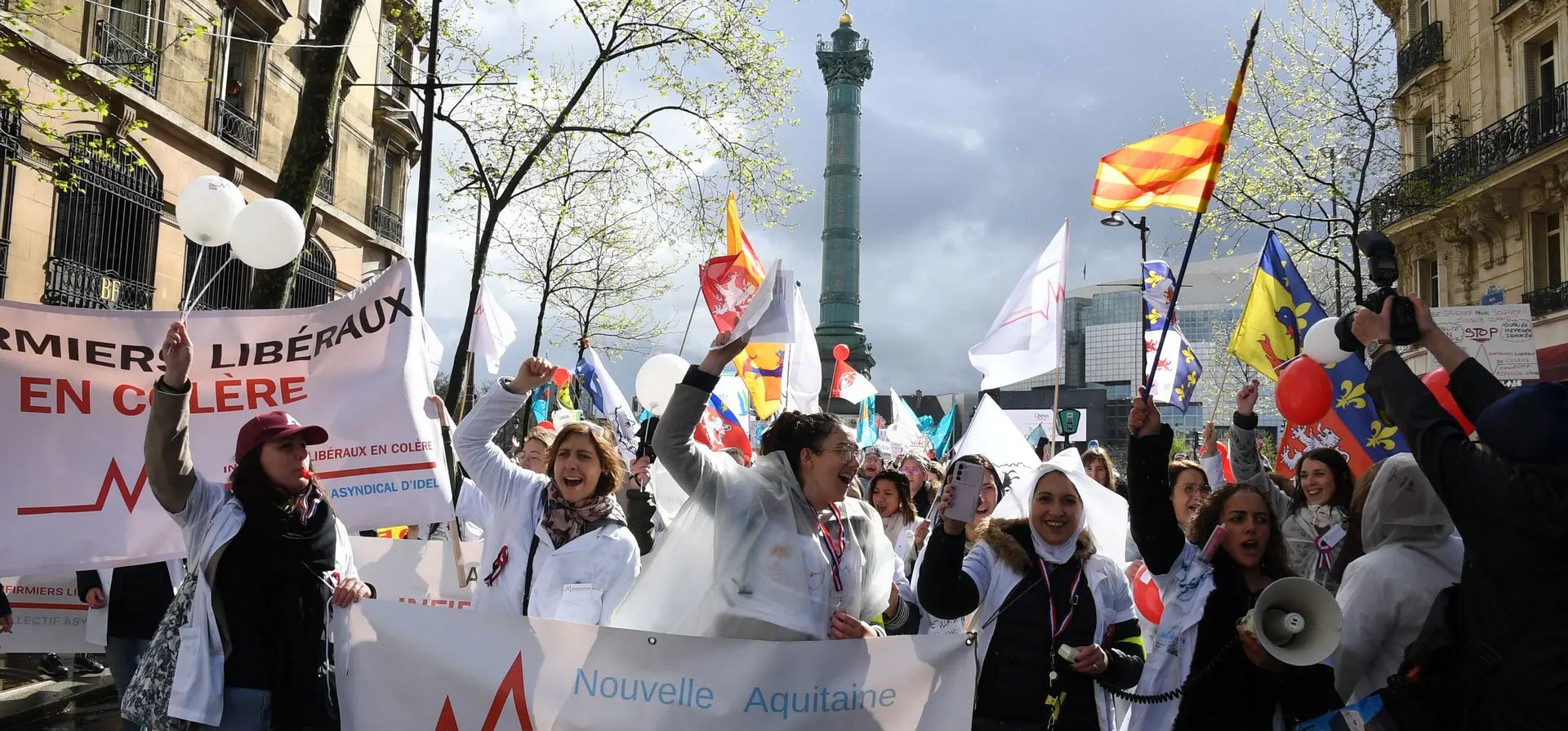 Enfermeras autónomas aplauden durante una manifestación para exigir más reconocimiento y medidas políticas más contundentes frente a la inflación, París, Francia. Fotografía: Mehdi Fedouach/AFP/Getty Images Enfermeras autónomas aplauden durante una manifestación para exigir más reconocimiento y medidas políticas más contundentes frente a la inflación, París, Francia. Fotografía: Mehdi Fedouach/AFP/Getty Images