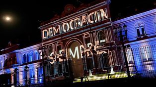 Un videomapping sobre la Casa Rosada recuerda los 39 años de democracia.