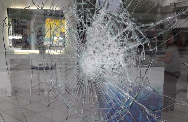 El local vandalizado este madrugada en Salta Y Francia.