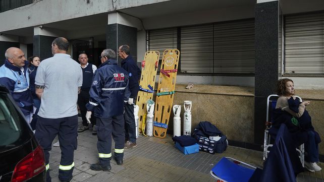 Alarma este lunes a la mañana. Personal del Sies asiste a vecinos del edificio donde se incendió un ascensor.&nbsp;