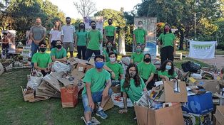 En plaza Sáenz Peña canjean papel y cartón por plantines