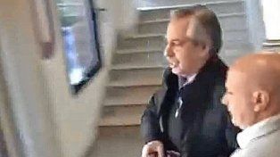 La incómoda jornada de Alberto Fernández: votó apurado y sin hablar con nadie.