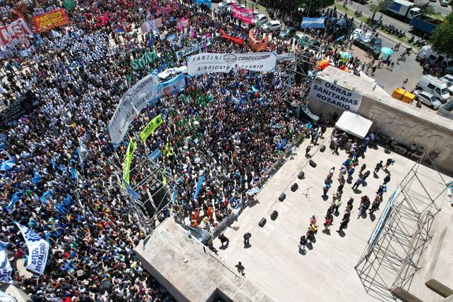 Siempre colectivo, nunca ómnibus: paro, ingenio y alegría popular en Rosario contra el plan motosierra