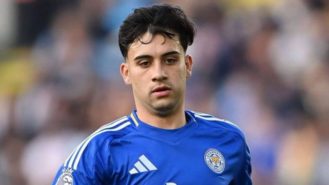 El joven rosarino viene de jugar cedido en Leicester City y ahora tendrá su primera experiencia en un gigante de la Premier League.