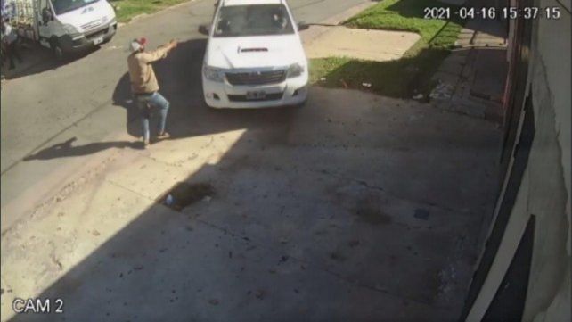 El momento fatal. El asesino dispara contra el parabrisas de la camioneta de Ocampo.
