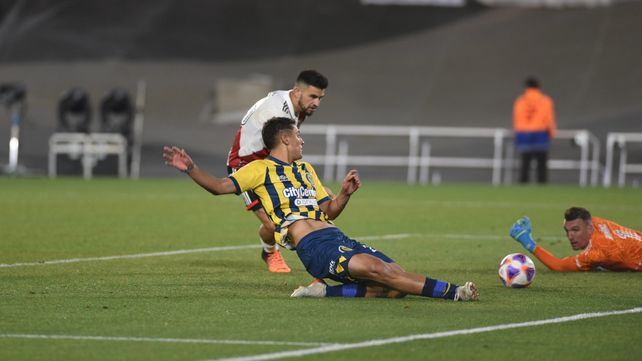 Veliz se estiró al máximo para conectar el centro de Lautaro Blanco. Fue el segundo gol de Central ante el millonario.