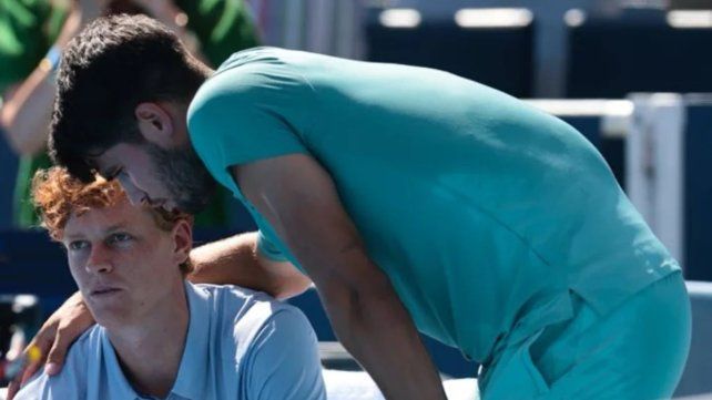 Carlos Alcaraz habla con Jannik Sinner tras el final del encuentro.