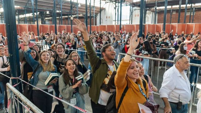 Jóvenes esperando ver a la escritora estadounidense Shelby Mahurin en la Feria del Libro 2022 (Foto Prensa)
