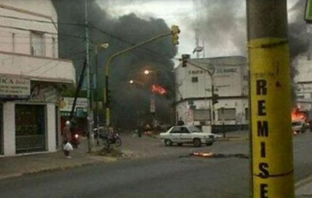 Más de 20 vehículos fueron incendiados durante los disturbios.