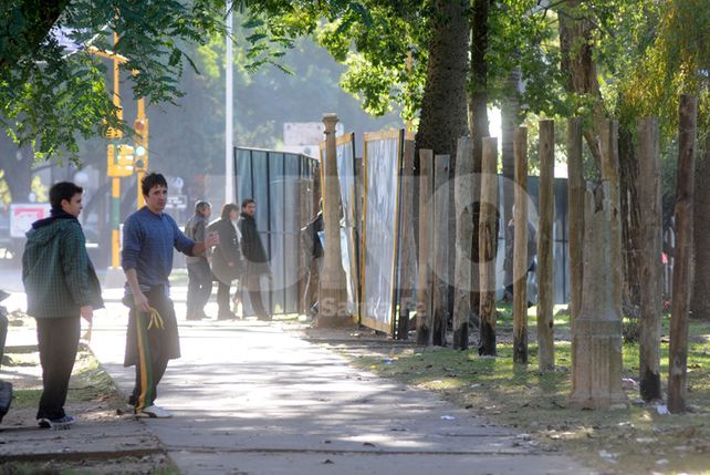 Postes. Se encuentran en el perímetro para colocar los carteles de cerco.
