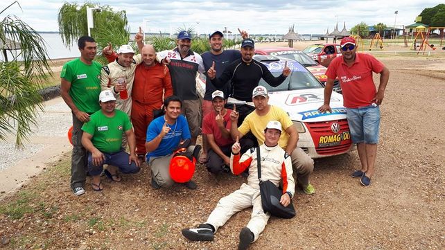 Festejo. Víctor Romagnoli por la victoria y también celebra Cristian Orcellet por el campeonato en la A6