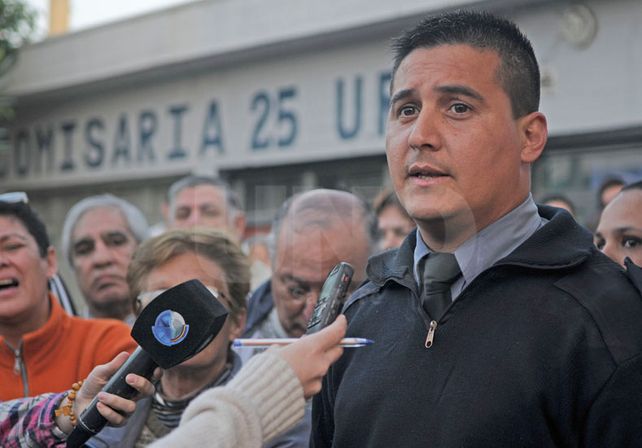 El comisario Davis Coria hablando a los vecinos. Diario UNO / Manuel Testi