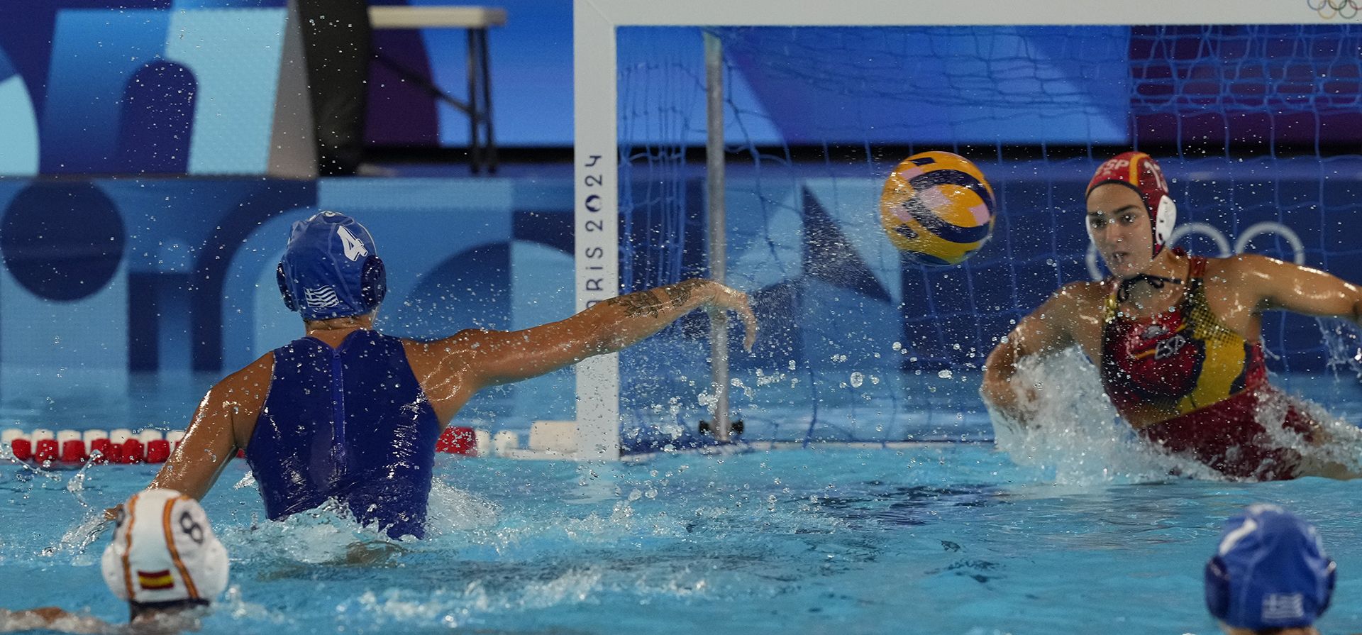 La guardameta española Martina Terre (derecha) no logra detener un penalti lanzado por la griega Nikoleta Eleftheriadou durante un partido preliminar del grupo B de waterpolo femenino entre España y Grecia, en los Juegos Olímpicos de Verano de 2024, el miércoles 31 de julio de 2024, en Saint-Denis, Francia. (Foto AP/Luca Bruno) La guardameta española Martina Terre (derecha) no logra detener un penalti lanzado por la griega Nikoleta Eleftheriadou durante un partido preliminar del grupo B de waterpolo femenino entre España y Grecia, en los Juegos Olímpicos de Verano de 2024, el miércoles 31 de julio de 2024, en Saint-Denis, Francia. (Foto AP/Luca Bruno)