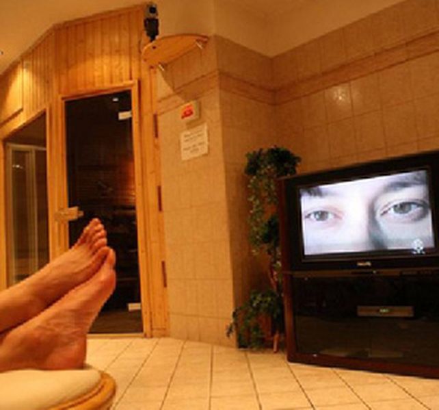 Este prostíbulo está compuesto por más de 50 cuartos ambientados para incitar al sexo y cientos de cámaras instaladas estratégicamente en cada rincón del local.