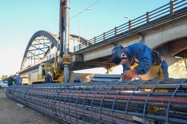 Nuevo puente Santa Fe-Santo Tomé. Arrancó la colocación de las 43 pilas para los 136 pilotes que sostendrán la estructura del viaducto. Nuevo puente Santa Fe-Santo Tomé. Arrancó la colocación de las 43 pilas para los 136 pilotes que sostendrán la estructura del viaducto.
