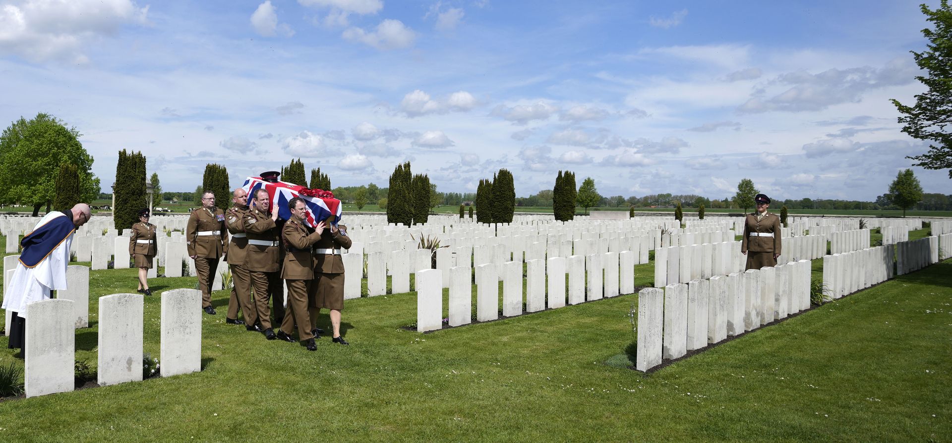 Ceremonia de entierro en el cementerio Bedford House de la Commonwealth War Graves Commission en Ypres, Bélgica, el miércoles 10 de mayo de 2023. El soldado Malcolm, de Stockton-on- Tees, condado de Durham, Reino Unido, era camillero y desapareció a los 23 años en 1917. Sus restos fueron recuperados en 2019. (Foto AP/Virginia Mayo)