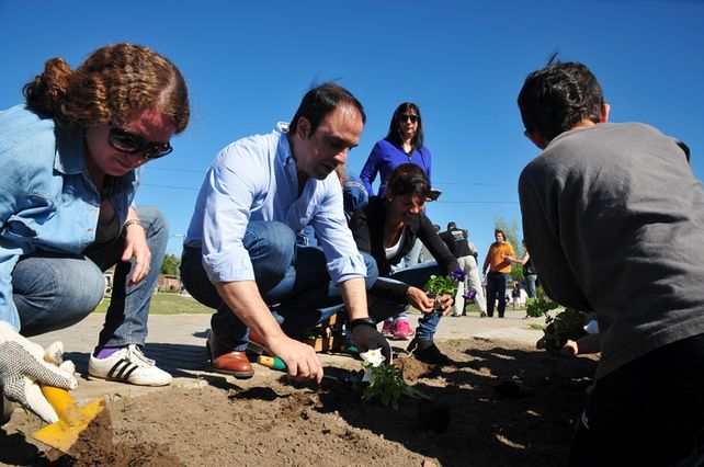 Vecinos de Coronel Dorrego esperaron la primavera plantando flores