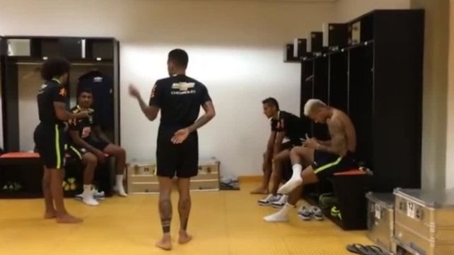 El tremendo baile de Neymar y sus compañeros en el vestuario El tremendo baile de Neymar y sus compañeros en el vestuario