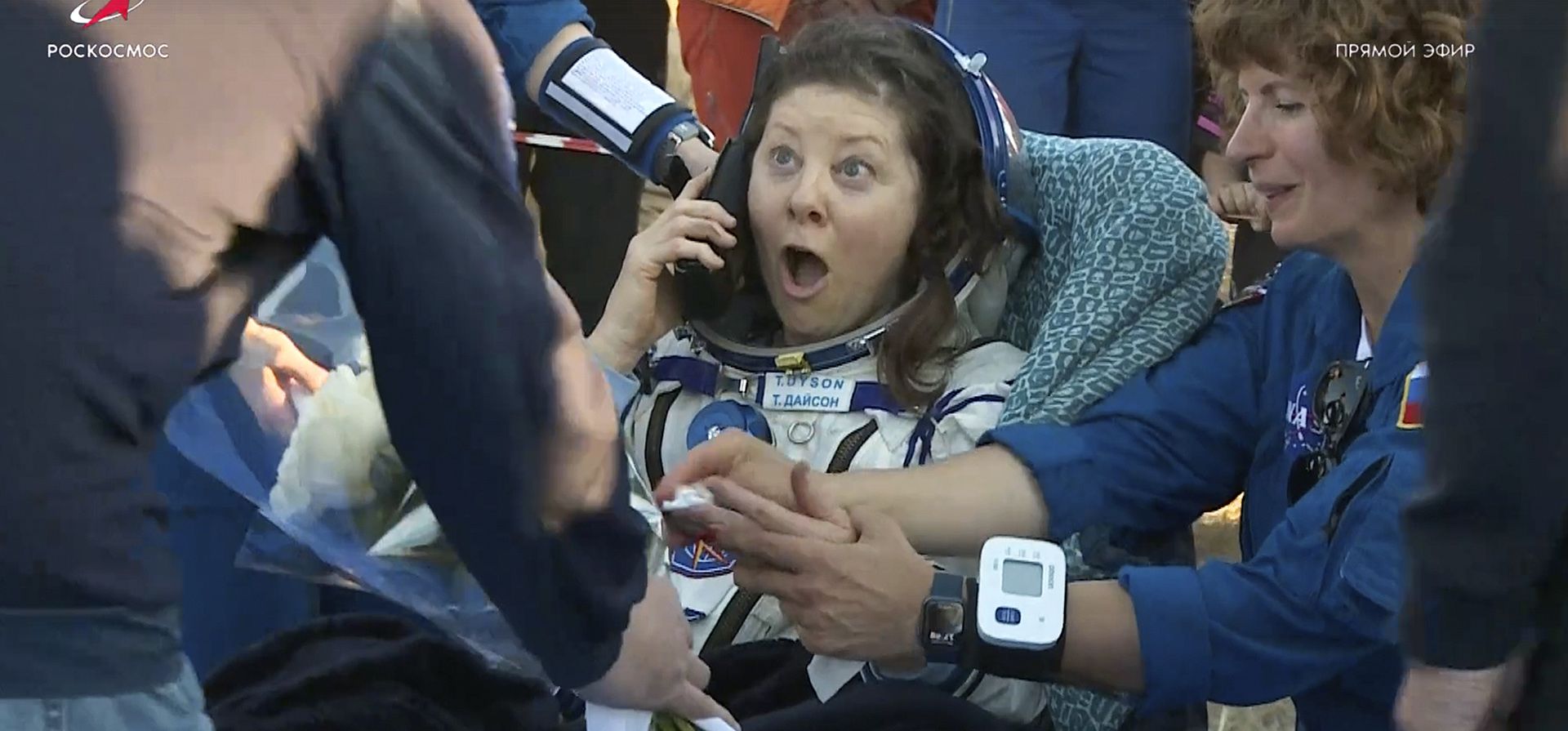 La astronauta de la NASA Tracy Dyson recibe un regalo de flores poco después del aterrizaje de la cápsula espacial rusa Soyuz MS-25 que la transportaba y a los cosmonautas de Roscosmos Oleg Kononenko y Nikolai Chub, al sureste de la ciudad kazaja de Zhezkazgan, Kazajstán, el lunes 23 de septiembre de 2024. (Corporación espacial Roscosmos vía AP) La astronauta de la NASA Tracy Dyson recibe un regalo de flores poco después del aterrizaje de la cápsula espacial rusa Soyuz MS-25 que la transportaba y a los cosmonautas de Roscosmos Oleg Kononenko y Nikolai Chub, al sureste de la ciudad kazaja de Zhezkazgan, Kazajstán, el lunes 23 de septiembre de 2024. (Corporación espacial Roscosmos vía AP)