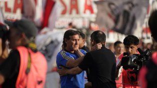 Claudio Úbeda y el Chacho Coudet se saludan en la previa del superclásico.&nbsp; 