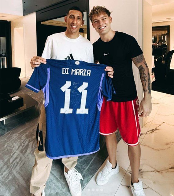 Ángel Di María recibió al youtuber Ian Lucas en su casa y le regaló una camiseta de la selección.