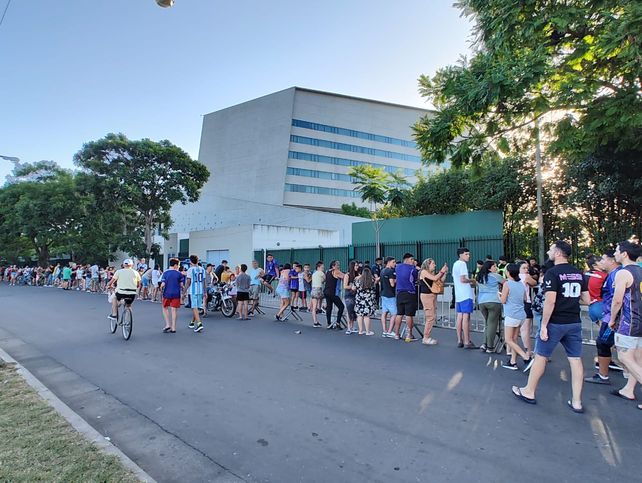 La megafiesta de Messi convoca a los fanáticos en los alrededores del City Center Rosario