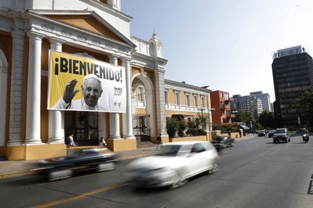 capital del país. Un cartel de bienvenida al Papa Francisco se sostiene en la fachada de la iglesia Divina Providencia de Santiago de Chile