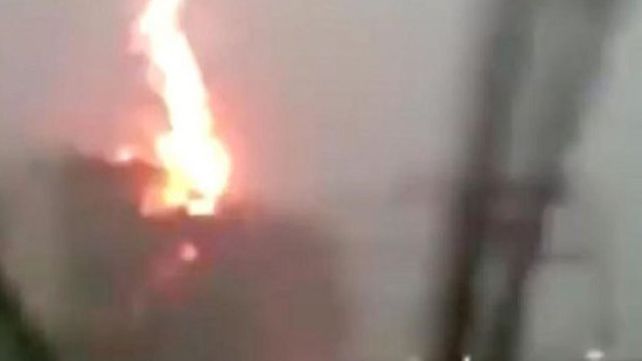 Un rayo impactó contra un camión en plena autopista en Rusia