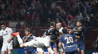 El zaguero de Newells Víctor Cuesta forcejea en el área. El rojinegro fue una sombra.