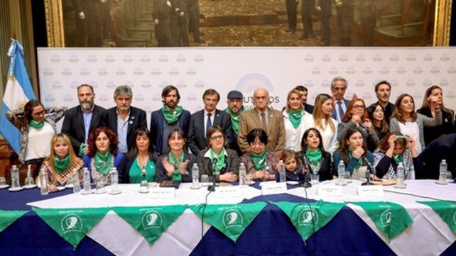 conferencia de prensa. Diputados de diferentes bancadas ayer al anunciar el próximo debate.