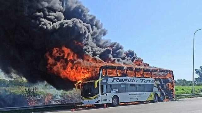 Un colectivo larga distancia se incendió en plena autovía 14 Un colectivo larga distancia se incendió en plena autovía 14