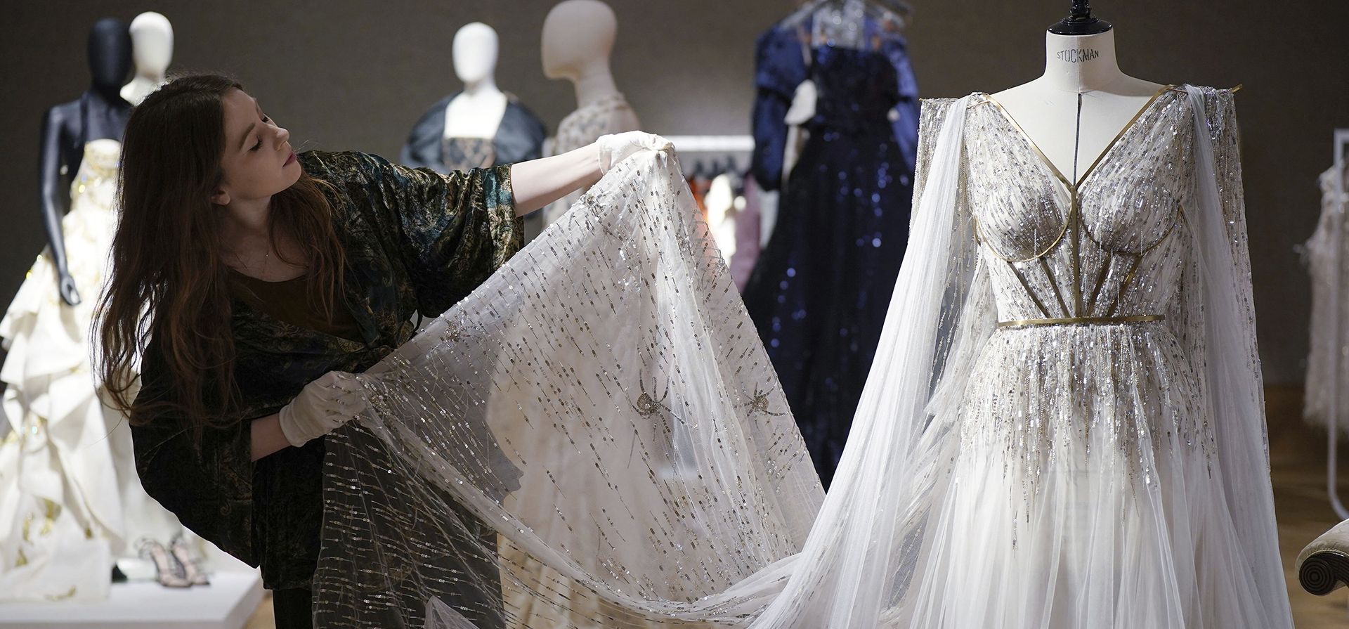 Un vestido personalizado que usó Angelina Jolie (hecho a medida para ella para el estreno de 'Maléfica: Maestra del mal' en Londres, 2019, con un precio estimado de 5.000 a 8.000 libras esterlinas), en exhibición en Bonhams, parte de la venta del Archivo de Alta Costura de Ralph y Russo, en Londres, el martes 21 de enero de 2025. (Yui Mok/PA vía AP) Un vestido personalizado que usó Angelina Jolie (hecho a medida para ella para el estreno de 'Maléfica: Maestra del mal' en Londres, 2019, con un precio estimado de 5.000 a 8.000 libras esterlinas), en exhibición en Bonhams, parte de la venta del Archivo de Alta Costura de Ralph y Russo, en Londres, el martes 21 de enero de 2025. (Yui Mok/PA vía AP)