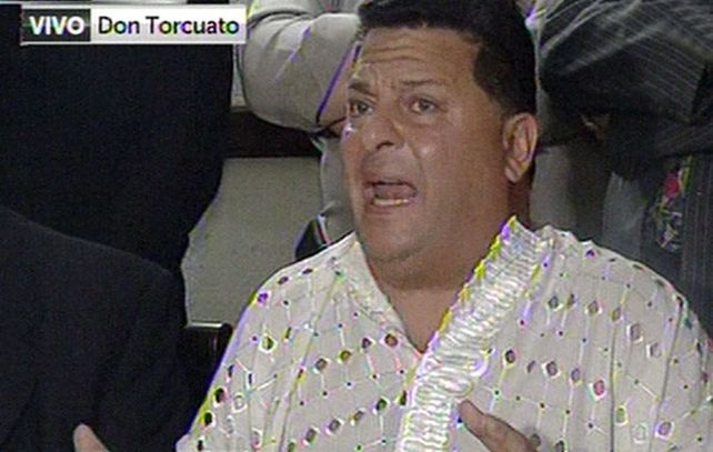 El pai César dio una conferencia de prensa antes de ser detenido. (imagen: captura de TV)