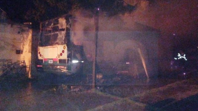 Tres vehículos fueron consumidos por un incendio en repartición provincial: sería intencional