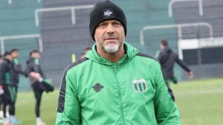 Un director técnico se burló de la cancha de su próximo rival y su club tuvo que pedir disculpas