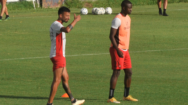 Leonel Vangioni, que seguirá otro año, y Carlos Ordóñez, todavía sin minutos en primera, durante la práctica de Newell