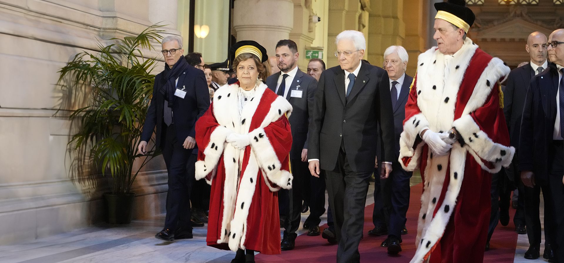 El presidente italiano Sergio Mattarella, en el centro, y la presidenta del Tribunal de Casación, Margherita Cassano, a la izquierda, llegan a la ceremonia inaugural del año judicial italiano 2025 en Roma, el viernes 24 de enero de 2025. (Foto AP/Gregorio Borgia) El presidente italiano Sergio Mattarella, en el centro, y la presidenta del Tribunal de Casación, Margherita Cassano, a la izquierda, llegan a la ceremonia inaugural del año judicial italiano 2025 en Roma, el viernes 24 de enero de 2025. (Foto AP/Gregorio Borgia)