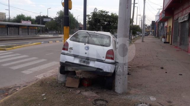 Un auto quedó incrustado entre una columna y un semáforo