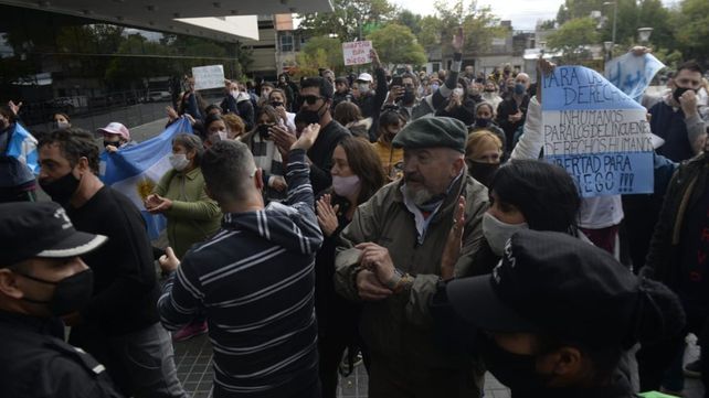 Vecinos y familiares del imputado manifestaron su descontento con la decisión judicial.