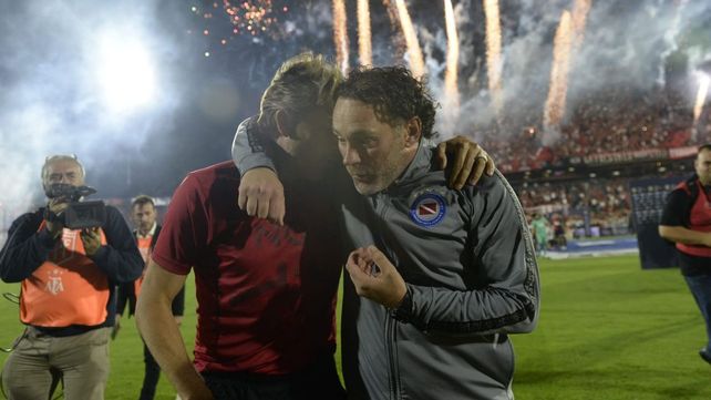 Afecto. Heinze y Milito charlaron antes y