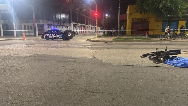 Siniestro vial en Villa Gobernador Gálvez. Un motociclista murió al chocar con un camión