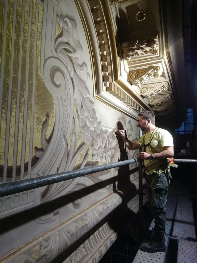 Alejandro Garagna y un trabajo a pincel atravesado por la formación artística que traen de la Escuela de Bellas Artes. 