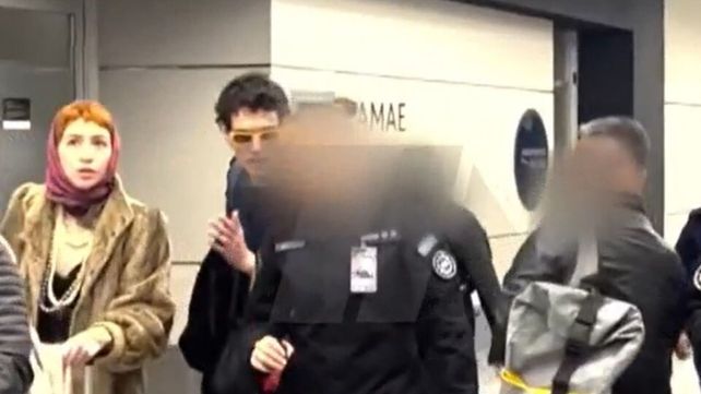 Sofía Gala fue sorprendida por las cámaras cuando caminaba por Aeroparque acompañada por personal de la PSA.&nbsp; 