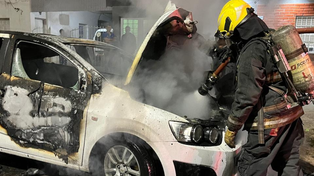 Bomberos Voluntarios actúan sobre el auto que se incendió anoche en la zona sur de Rosario.