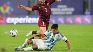 Juani Sforza va con todo al piso cortando el avance vinotinto.