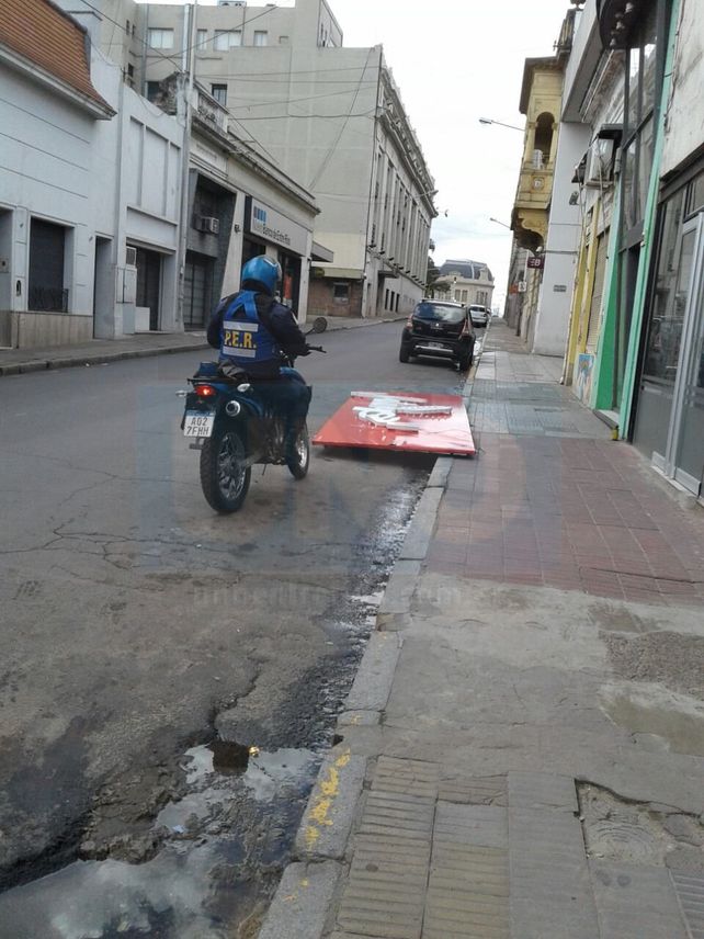 Desprendimiento. El cartel cayó pesadamente sobre calle Monte Caseros. Foto: Marcelo Comas