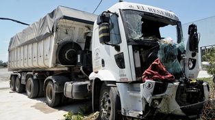 Choque de camiones en Circunvalación y Uriburu: un chofer quedó atrapado