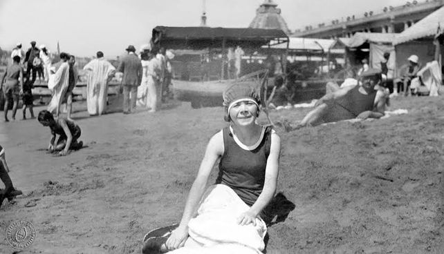 Alfonsina y el mar. Una foto de la poetisa en Mar del Plata. De su paso por Bustinza no quearon registros fotográficos.