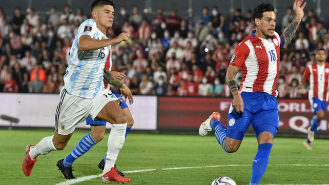 Correa encara ante la marca de Gustavo Gómez.